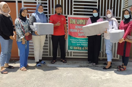 Kelompok Mahasiswa ini Ubah Limbah Plastik Menjadi Sofa dan Paving Blok