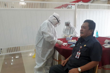 Jelang Kedatangan Jokowi, Semua Kepala Daerah dan Forkopimda Tes Swab