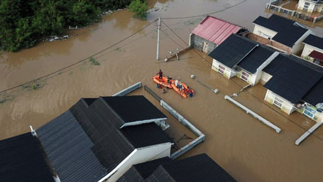 BPBD Riau Distribusikan Setengah Ton Beras Untuk Korban Banjir di Rumbai