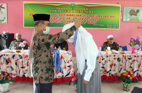 SMAN 1 Kepenuhan Kembalikan Siswa Kelas XII TP 2020/2021 Secara Simbolis