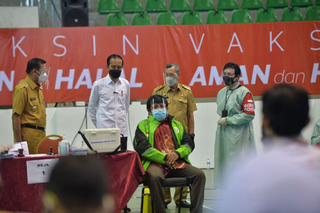 Tinjau Vaksinasi Massal COVID-19, Presiden Berharap Riau Kembali Normal