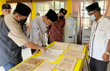 Didampingi Zuriat Raja, UAS Bersama Sang Istri Ziarah ke Pulau Penyengat