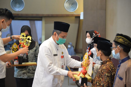 Pj Sekdaprov Riau Serahkan Hadiah Lomba Ramadhan Fest Puan Aspekraf