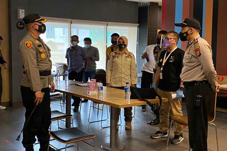 Satgas COVID-19 Kota Pekanbaru Segel McDonald`s Sudirman