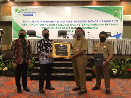 Disnakertrans Riau Raih Penghargaan Dari BPJS Ketenagakerjaan