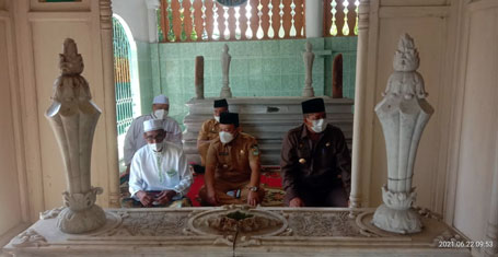 Hari Kedua Menjabat, Bupati dan Wakil Bupati Siak Ziarah ke Makam Raja Raja Siak