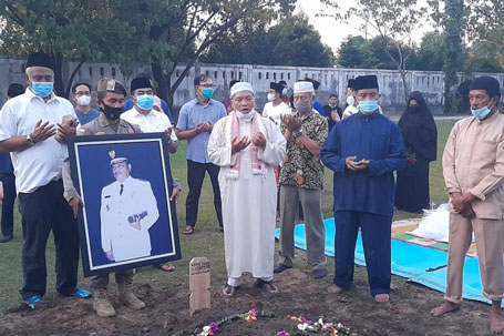 Gubri dan Wagubri Turut Mengantar Almarhum Raja Rivaie Rachman ke TMP Kusuma Dharma