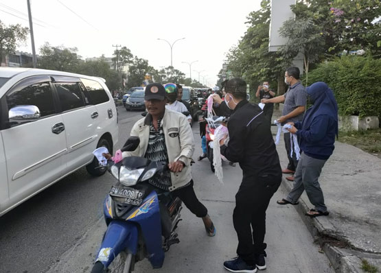2.500 Masker Ludes Dibagikan ke Pengguna Jalan di Jl HR Soebrantas