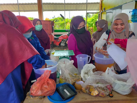 Kreatif, Dosen Unilak Gelar Pelatihan Pembuatan Hand Sanitizer dari Limbah Kulit Buah