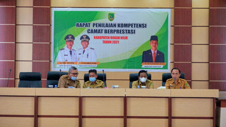 Rapat Evaluasi Kinerja Camat, Bupati Afrizal: Tingkatkan Pelayanan Publik