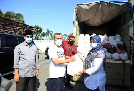 Gubri Syamsuar Serahkan Paket Sembako ke Camat Tenayan Raya, Ini Harapannya