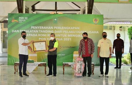 Terima Bantuan Untuk PON XX Papua 2021, Gubri: Semangat Ditingkatkan Dengan Latihan Maksimal