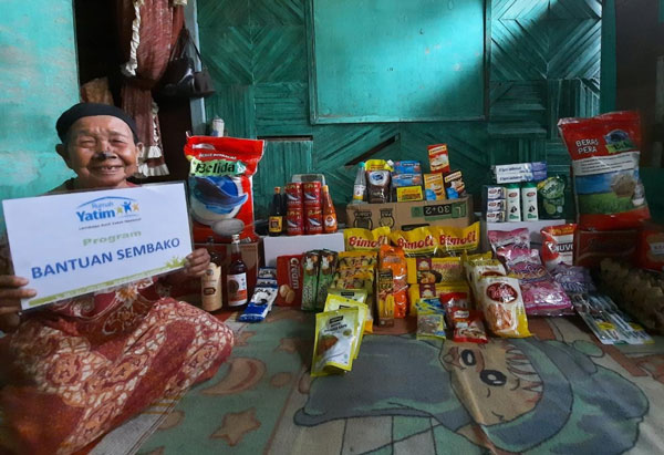 Rumah Yatim Bantu Nenek Minah Lansia 95 Tahun Pekerja Keras Asal Riau