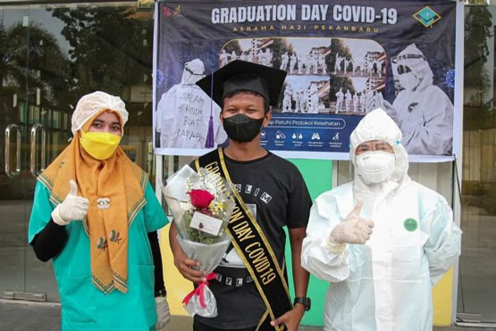 Semangat Sembuh dari COVID-19, Warga Isolasi Asrama Haji Riau Gelar Wisuda