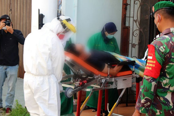Cegah Klaster Keluarga, Tim Satgas Tancap Gas Jemput Pasien Isoman di Rumah