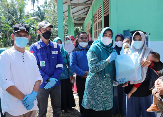 Cegah Stunting, PKK Siak dan BOB Serahkan Bantuan PMT ke Posyandu