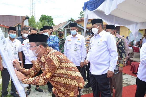 Didampingi Bupati Siak, Kakanwil Kemenag Riau Lauching Kampung Zakat di Bungaraya