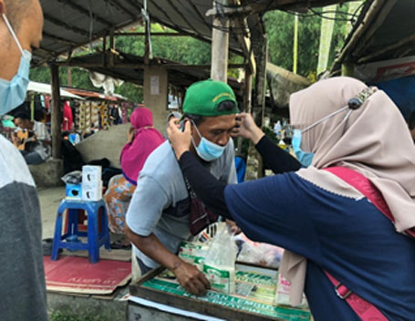Edukasi Prokes, Tim Kukerta Unri Bagi-bagi Masker kepada Pedagang dan Pengunjung Pasar Tradisional