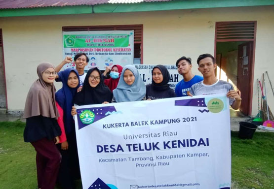 Kukerta Balik Kampung, Mahasiswa Unri Bersihkan MDTA Nurul Hikmah Desa Kenidai