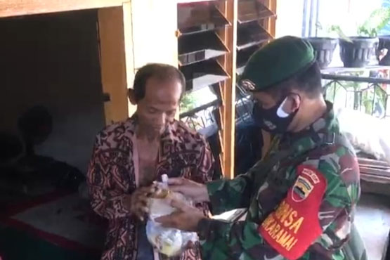 Personel TNI Salurkan Bantuan Paket Makanan, Warga: Terimakasih Jenderal Syech Ismed