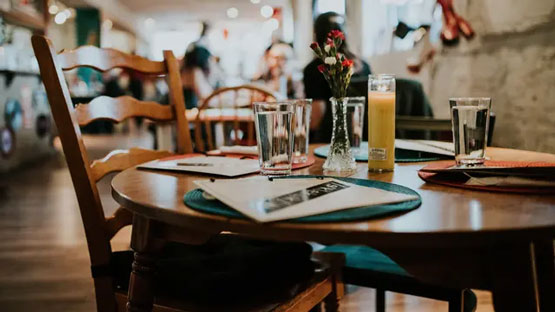 Pakar: Jangan ke Restoran Kalau Belum Suntik Vaksin COVID-19