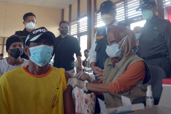 Ratusan Warga Suku Laut di Inhil Disuntik Vaksin Covid-19