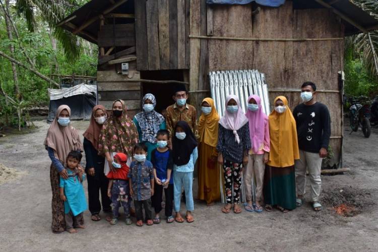 Kapolres Inhu dan Karang Taruna Bongkal Malang Bedah Rumah Lansia Tak Mampu