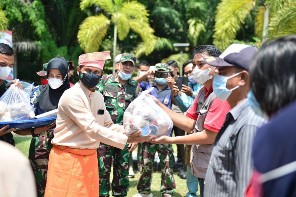 Dapur Umum Warga Terdampak Corona di Pekanbaru Bagikan 2.500 Bungkus Makanan