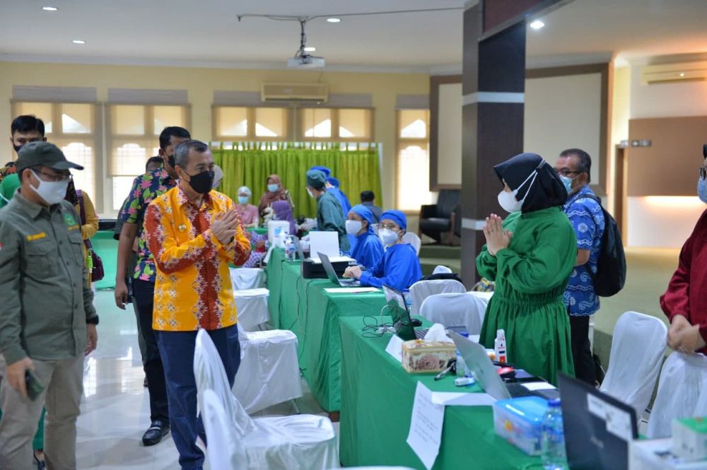 Tinjau Vaksinasi di Unilak, Gubri Harap Masyarakat Bersabar
