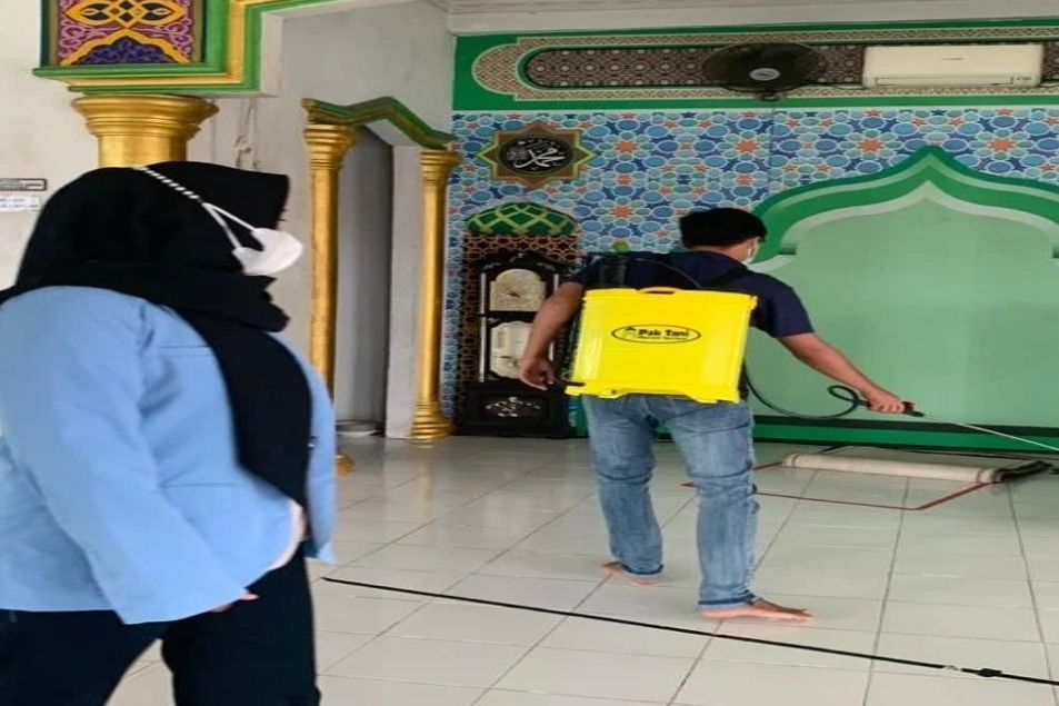 Mahasiswa Unri Semprotkan Disfektan di Kelurahan Tanah Datar Pekanbaru