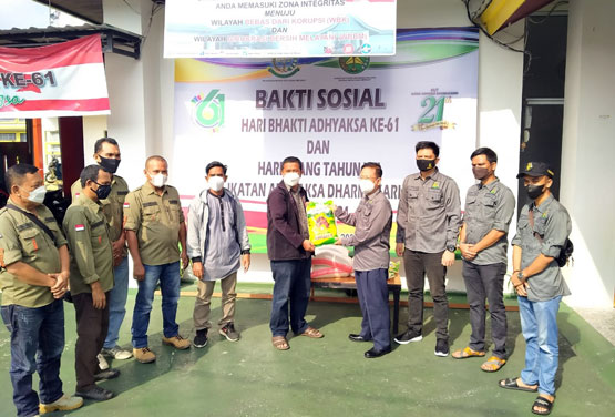 Bakti Sosial, Kejari Gandeng PWI Meranti Bantu Komunitas Adat Terdampak Pandemi