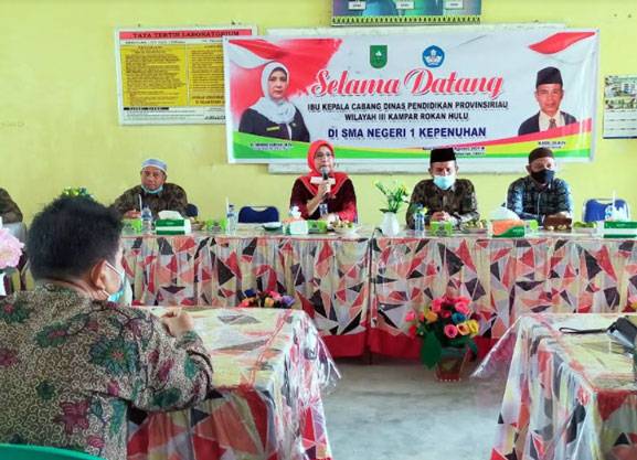 Kacab Disdik Riau Wilayah III Kunjungi SMAN 1 Kepenuhan