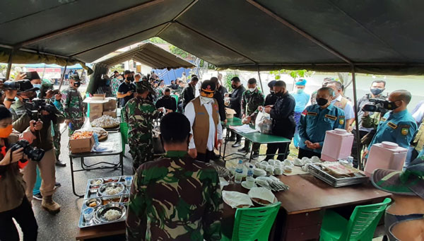 Bantu Warga Terdampak Covid-19, Kepala BNPB Puji Riau Dirikan Dapur Umum