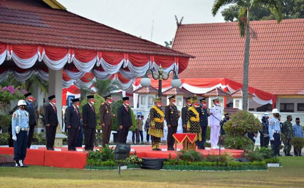 Berpakaian Khas Melayu, Gubernur Riau Syamsuar Pimpin Upacara Peringatan HUT Ke-76 RI di Halaman Gedung Daerah