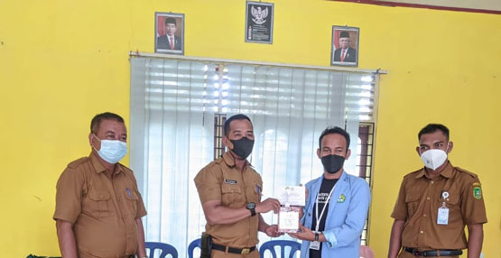 Tim Kukerta Balek Kampung UNRI Kembangkan Alat Hand Sanitizer Sistem Sensor Sentuh di Desa Banglas