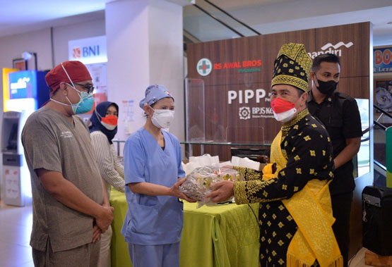 Kado HUT ke-76 RI, Gubernur Riau berikan 440 Paket Buah Segar untuk Tenaga Kesehatan
