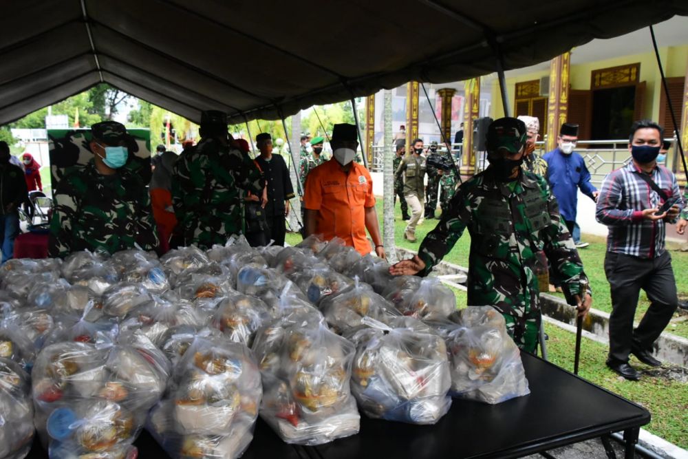 Dapur Umum untuk Warga Terdampak Corona Korem 031/WB Terima Bantuan 2,5 Ton Beras