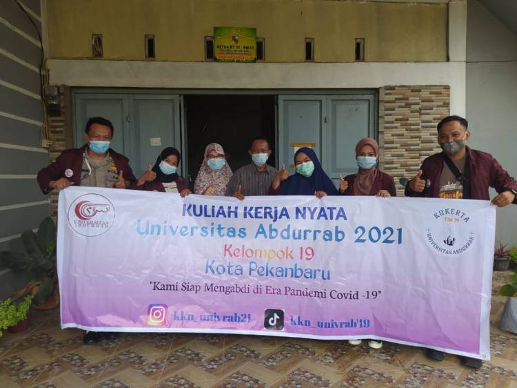 Mahasiswa Kukerta Universitas Abdurrab Kelompok 19 TA 2021 Sosialisasi Strategi UMKM di Tengah Pandemi Covid-19