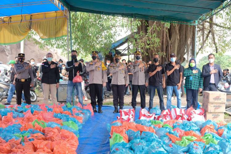 30 Tahun Pengabdian, Alumni Akpol 1991 Riau Bagikan 1.020 Paket Sembako ke Warga Terdampak Covid-19