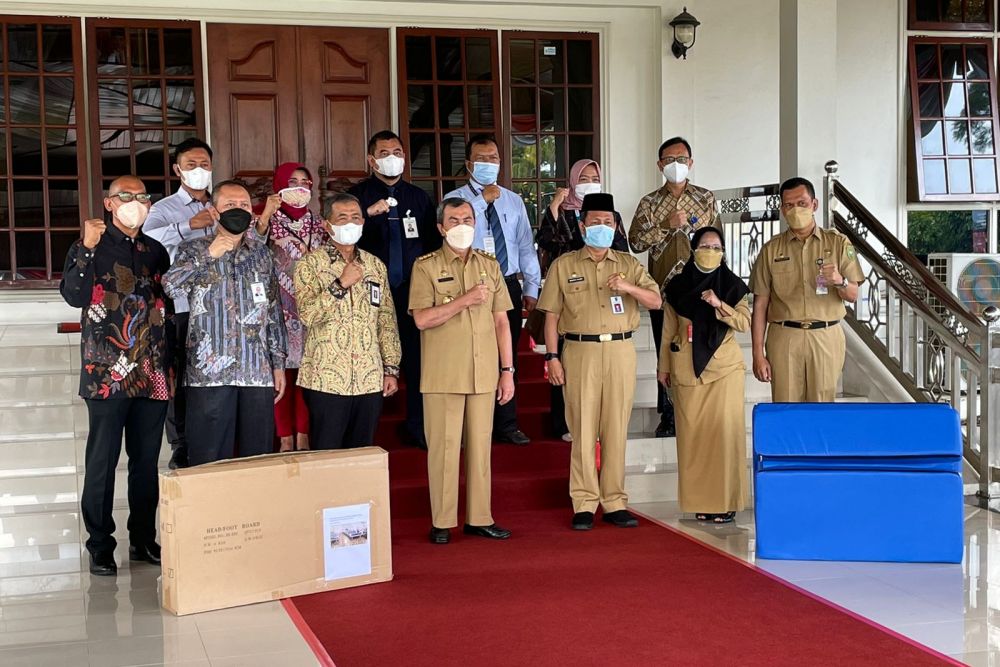 OJK Serahkan Donasi Hospital Bed Bagi Rumah Singgah Oksigen Gotong Royong Riau