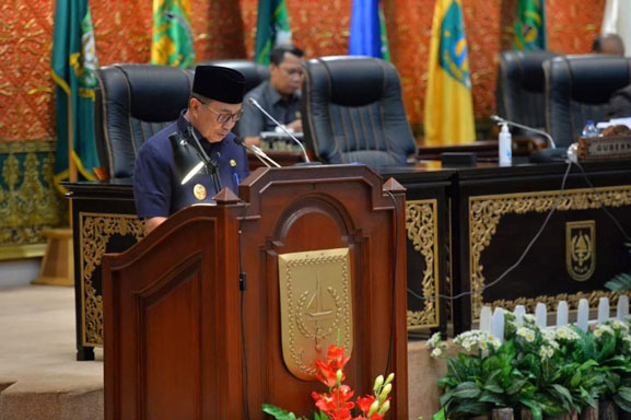 Gubri Sampaikan Nota Pengantar Perda Perubahan APBD Riau 2021