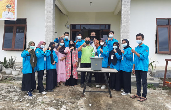 Tim Kukerta Balek Kampung UNRI 2021 Membuat Alat Cuci Tangan Sistim Sensor Di Desa Pasir Makmur