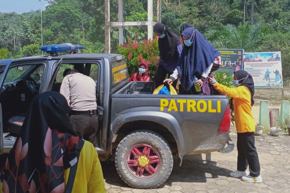 Melintasi Bukit, Polisi ini Jemput Nakes untuk Vaksinasi Suku Talang Mamak