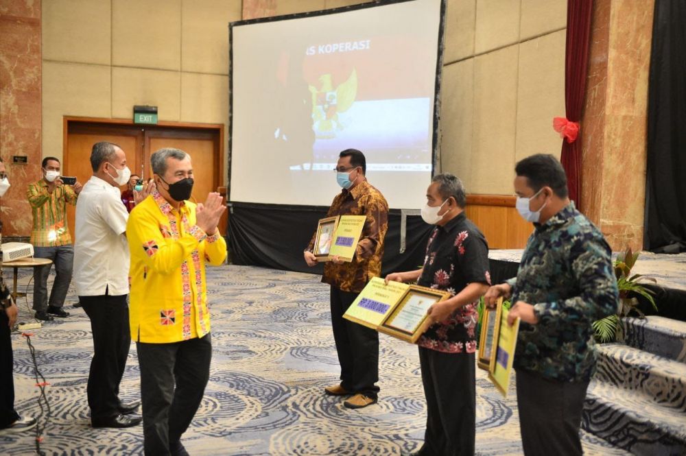 Tiga Koperasi Berprestasi Dapat Hadiah Uang Tunai dari Pemprov Riau, Segini Nilainya