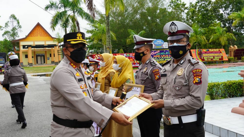 HUT Polantas , Polres Siak Beri Penghargan Kepada Pocil dan Polisi Teladan