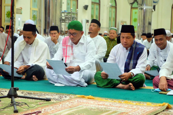 Bupati HM Adil Gelar Sholat Magrib dan Isya Berjama'ah Serta Istighosah