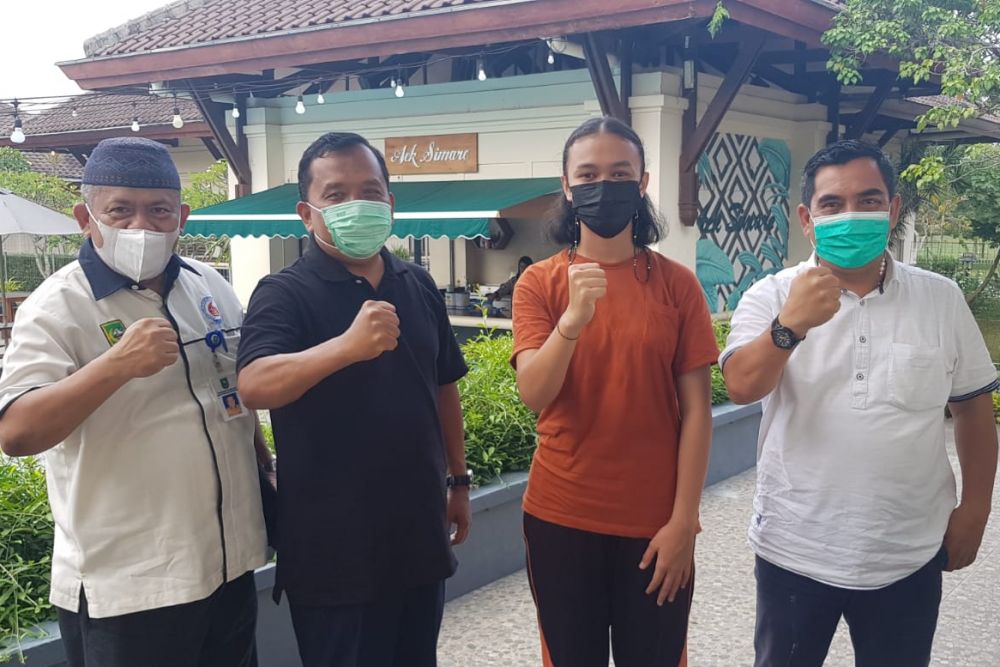 Ketua PerMasKab Meranti Nazaruddin Temui Atlet Takraw Riau Wan Annisa