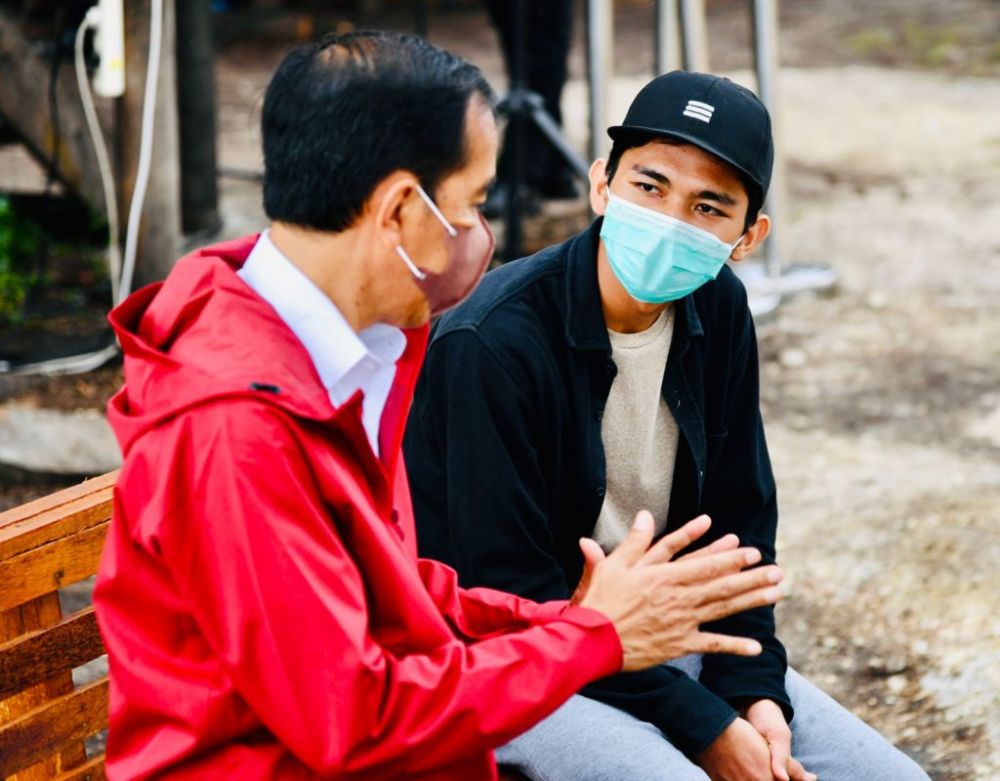 Momen Presiden Jokowi Ketika Berbincang dengan Pemuda di Bengkalis, Begini katanya