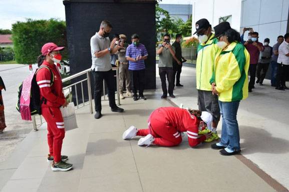 Tiba di Pekanbaru, Leani Ratri Oktila Langsung Bersimpuh di Kaki Orang Tua