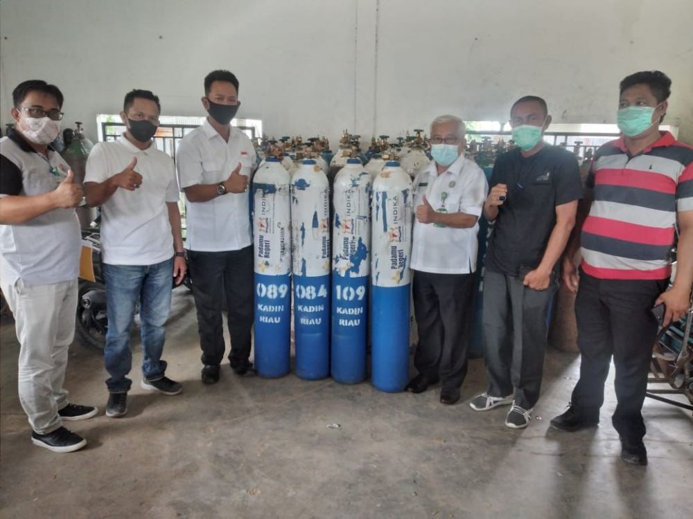 Kadin Inhil Serahkan 30 Tabung Oksigen ke Direktur RSUD Puri Husada Tembilahan